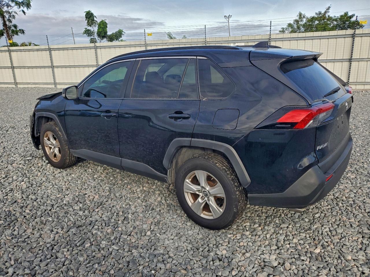 Toyota RAV4 Xle Image 4