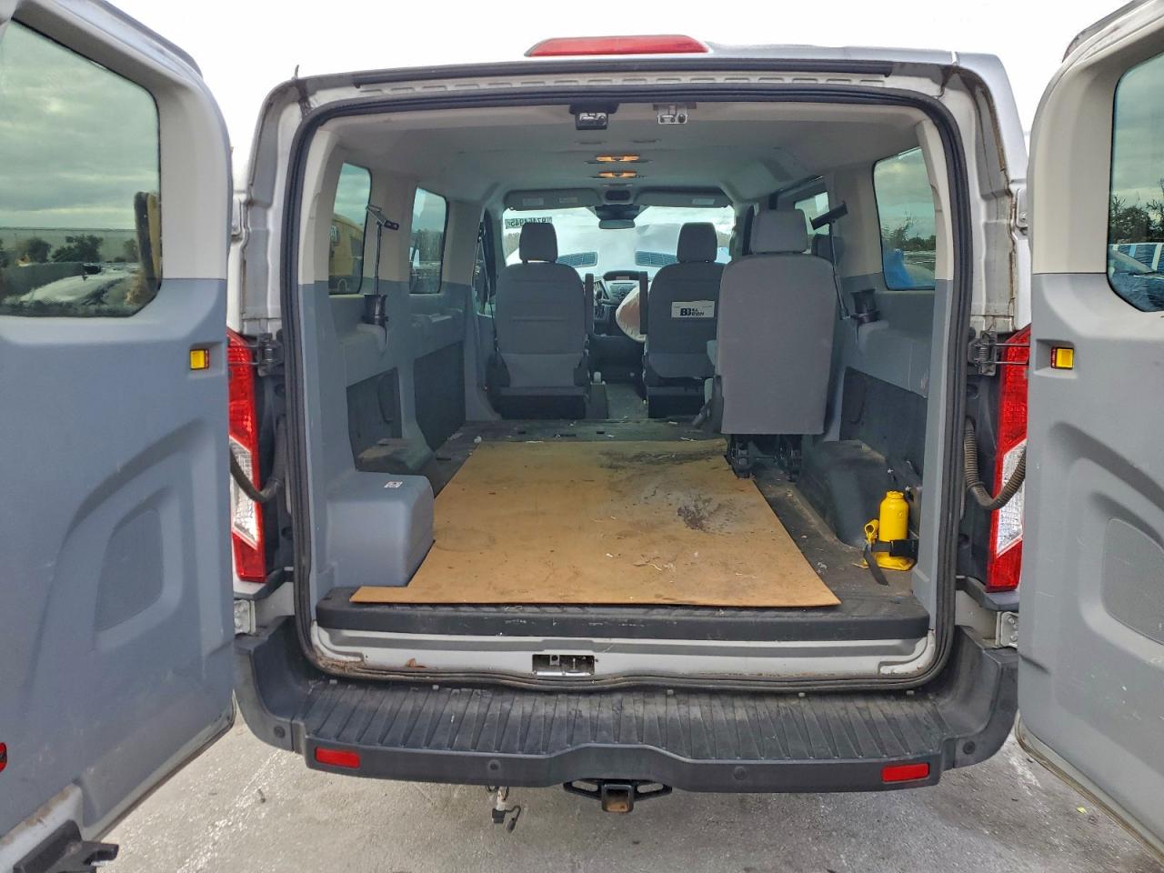 Ford Transit T-150 Image 9