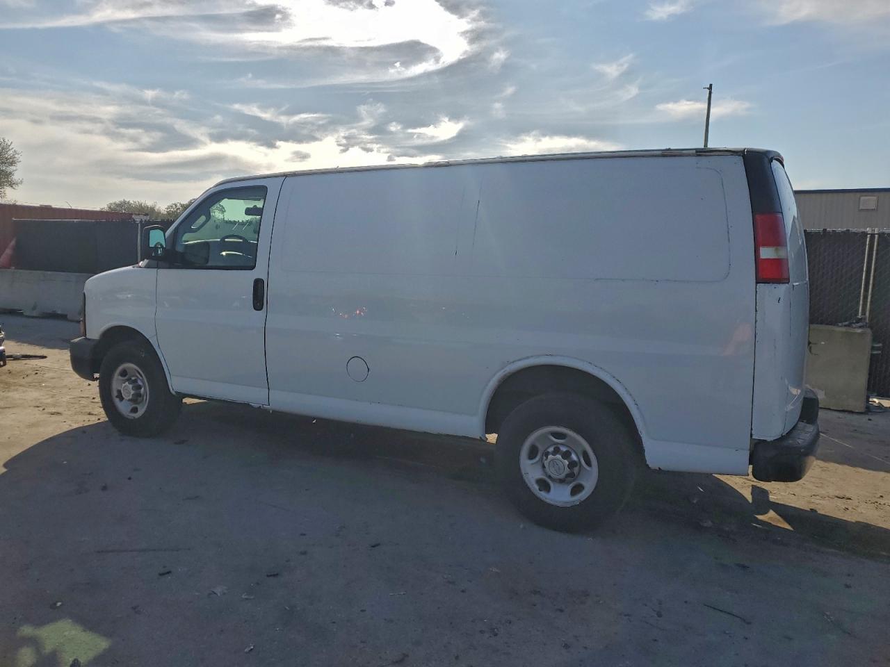 Chevrolet Express Image 2