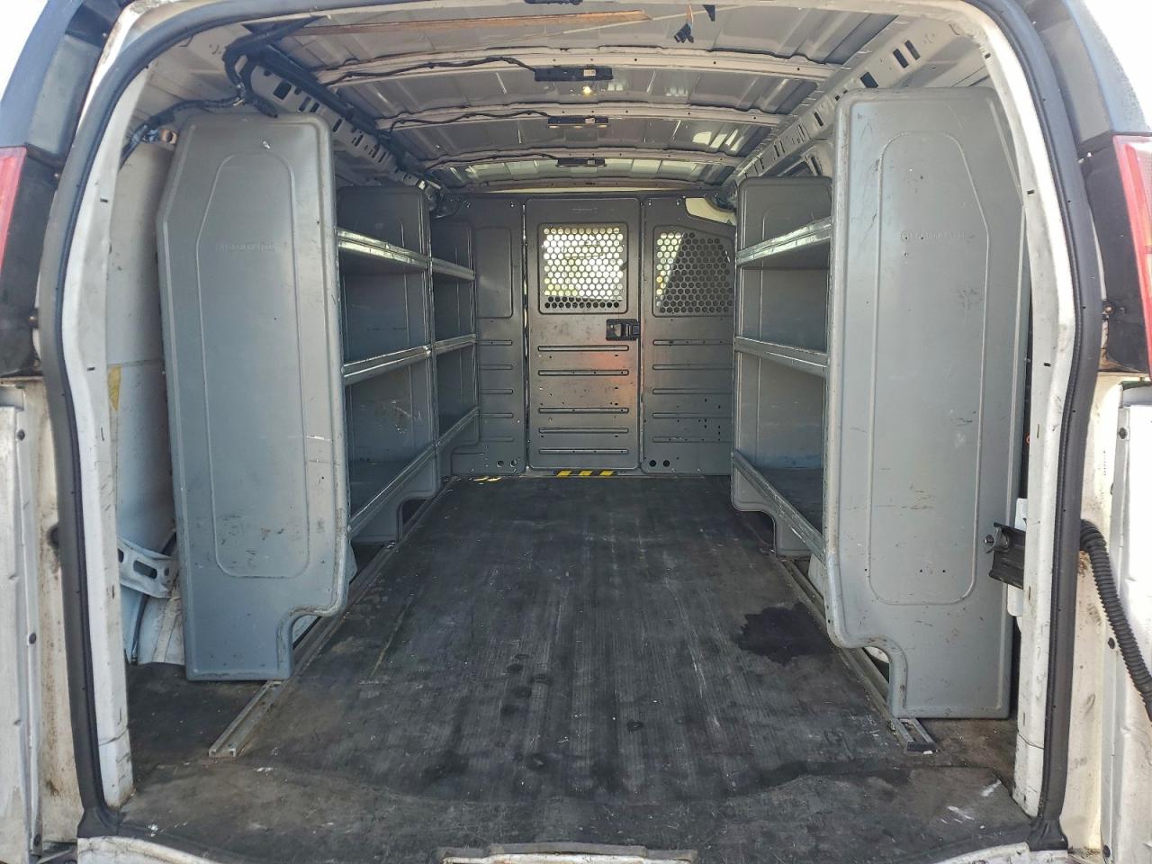 Chevrolet Express Image 11