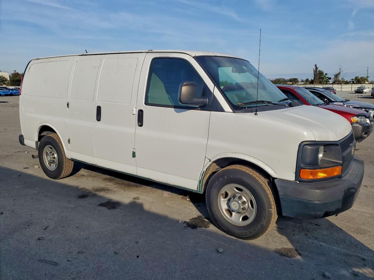 Chevrolet Express Image 5
