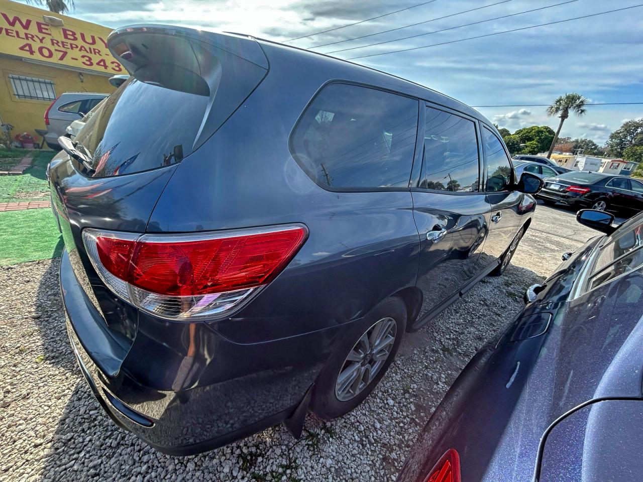 Nissan Pathfinder S Image 4