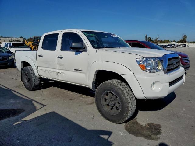 Toyota Tacoma Double Cab Image 12