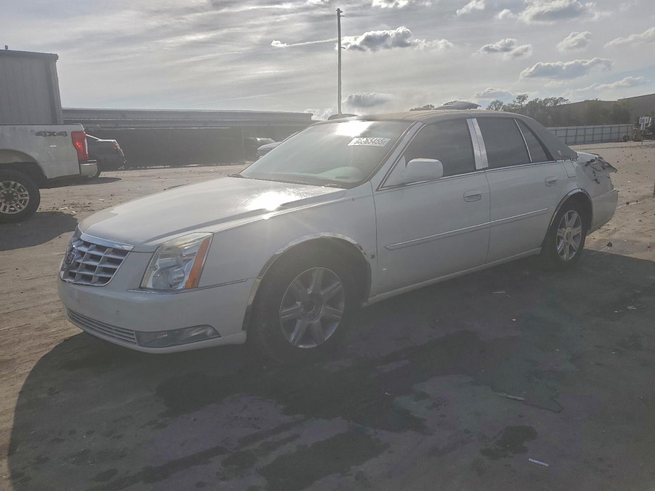 Cadillac DTS Image 1