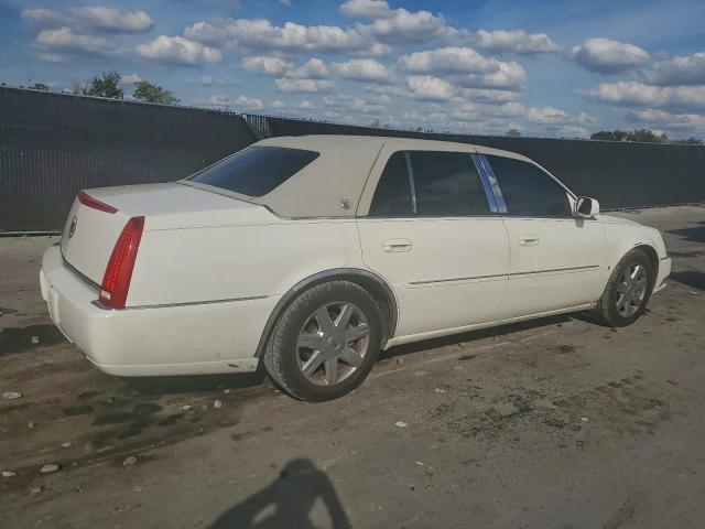 Cadillac DTS Image 2