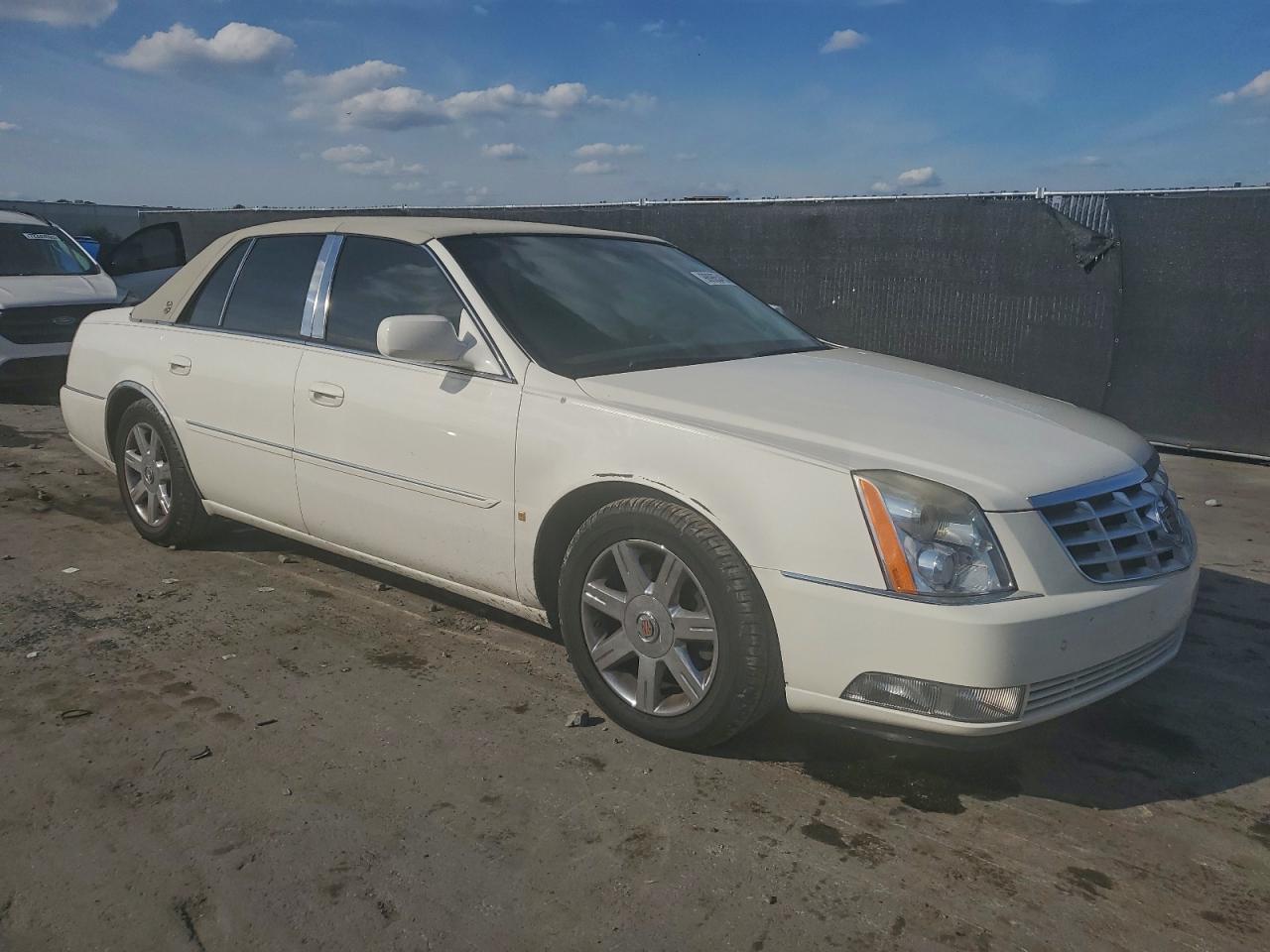 Cadillac DTS Image 5