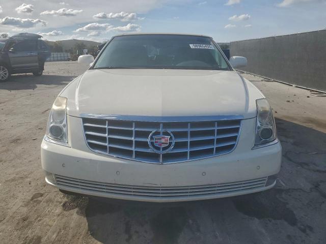 Cadillac DTS Image 9