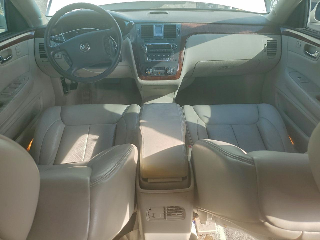 Cadillac DTS Image 10