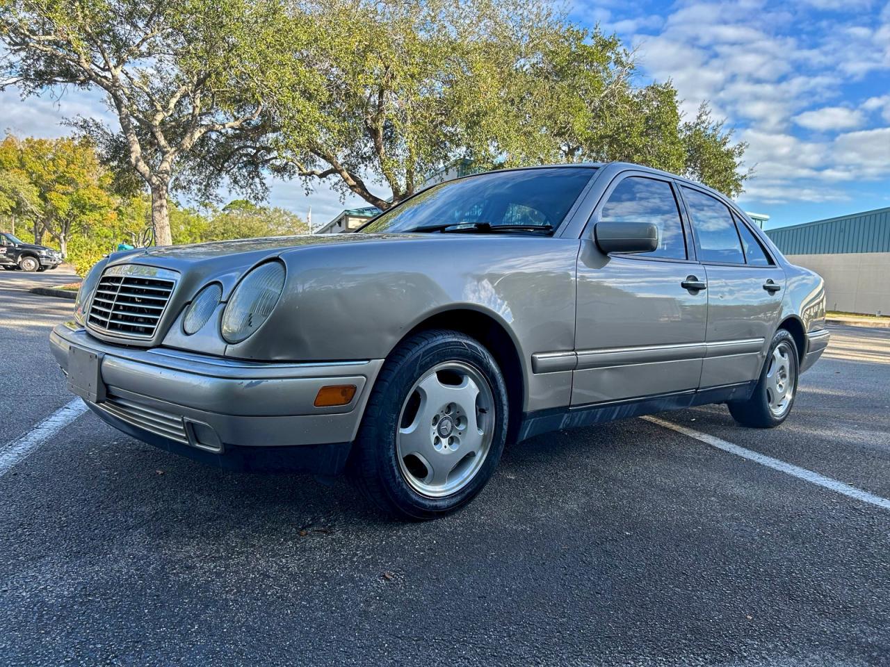 Mercedes-Benz E-Class 300td Image 2