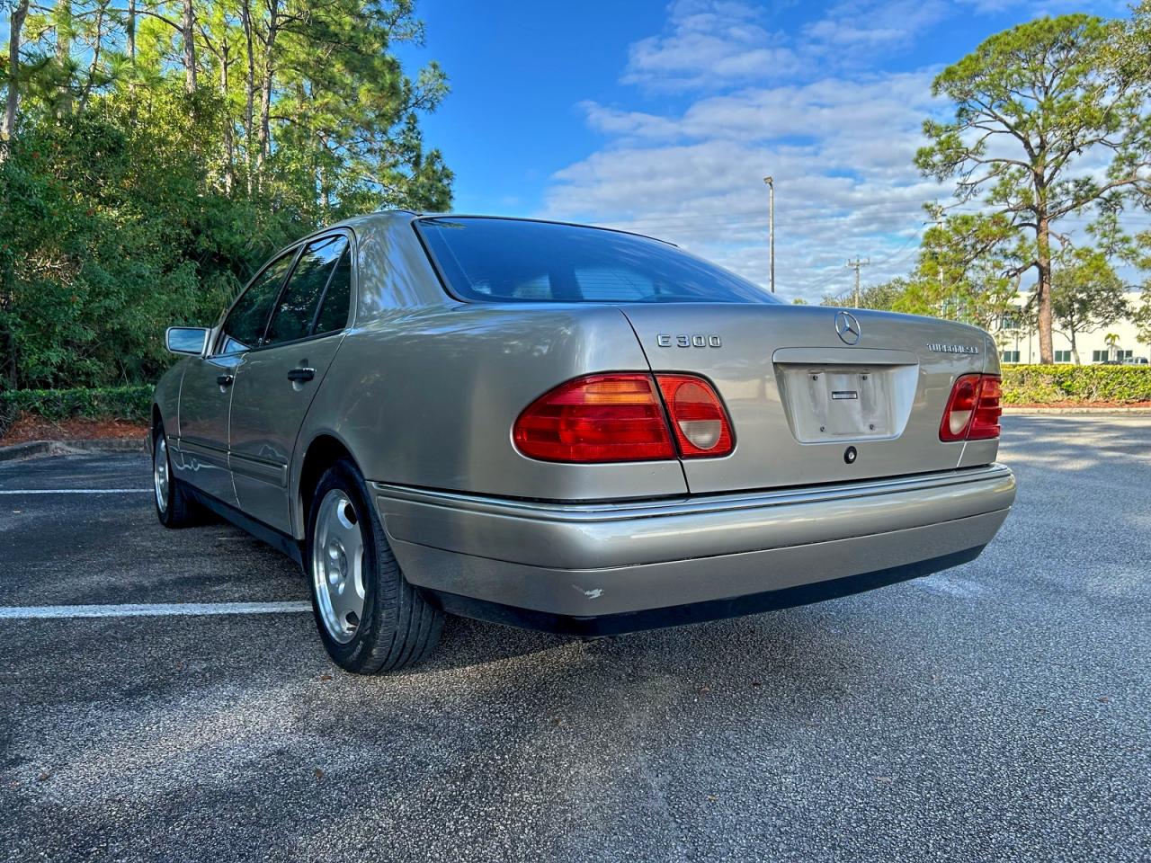 Mercedes-Benz E-Class 300td Image 9