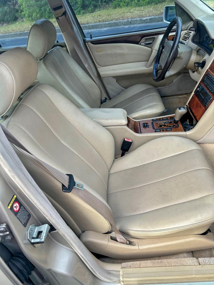 Mercedes-Benz E-Class 300td Image 7