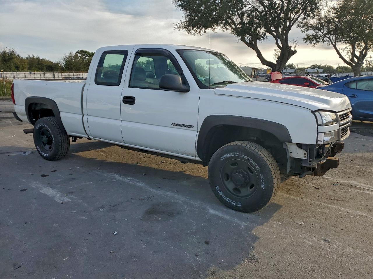 Chevrolet Silverado C2500 Heavy Duty Image 4