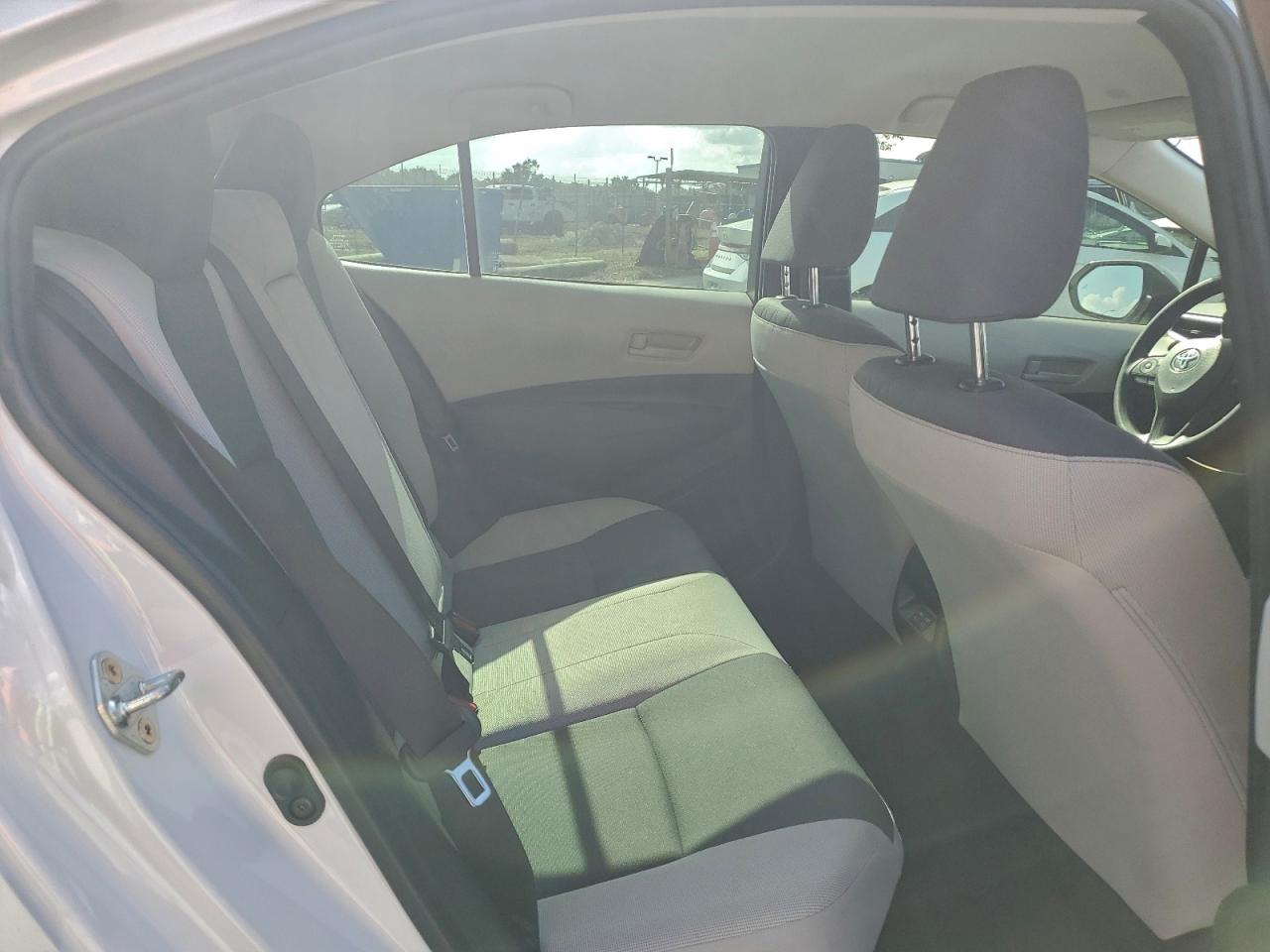 Toyota Corolla Le Image 10