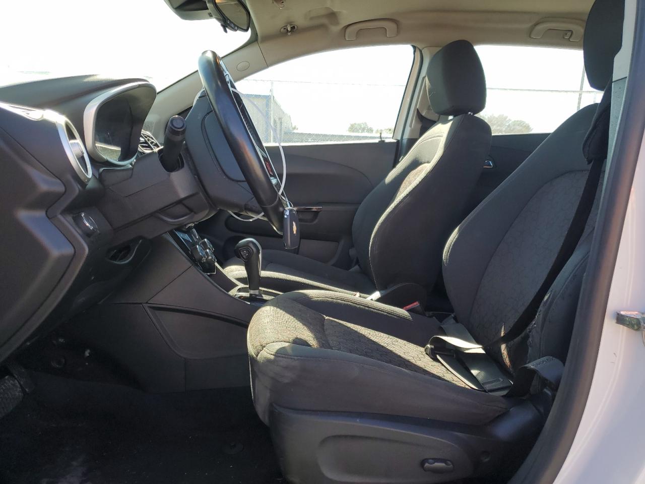 Chevrolet Sonic Lt Image 4