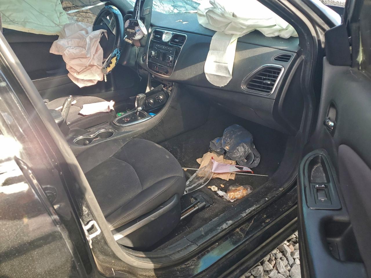 Chrysler 200 Touring Image 2