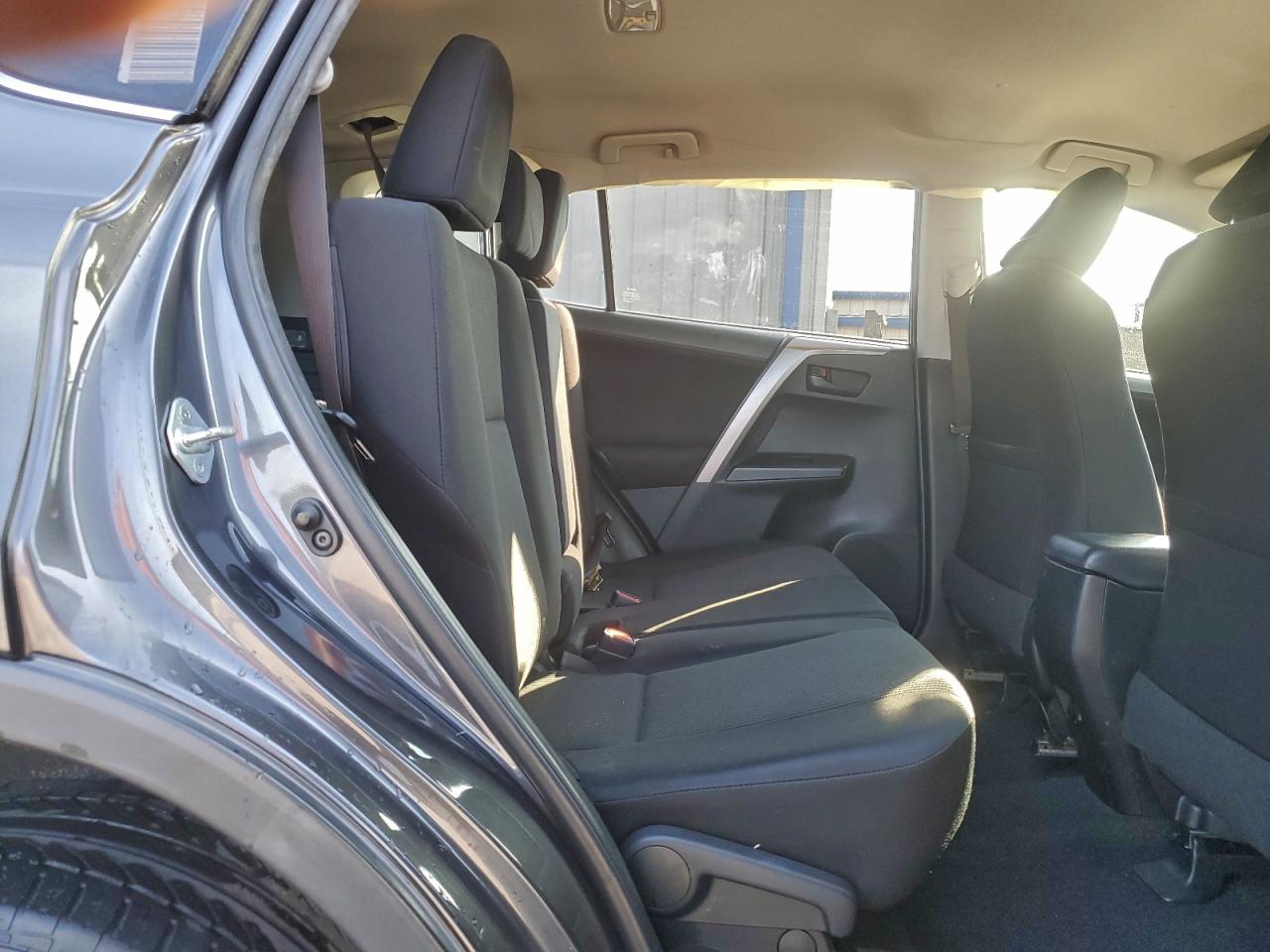 Toyota RAV4 Le Image 12